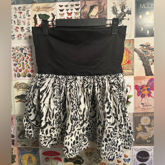 Black and white skirt. Can be folded or high waist. H&M size 8. Good condition - Picture 1 of 4